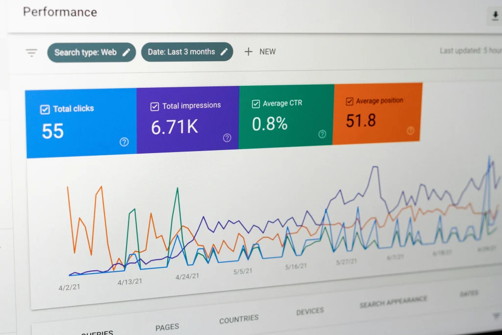 Illustration of how major search engines operate an indexing system to crawl, store, and organize web pages for search results